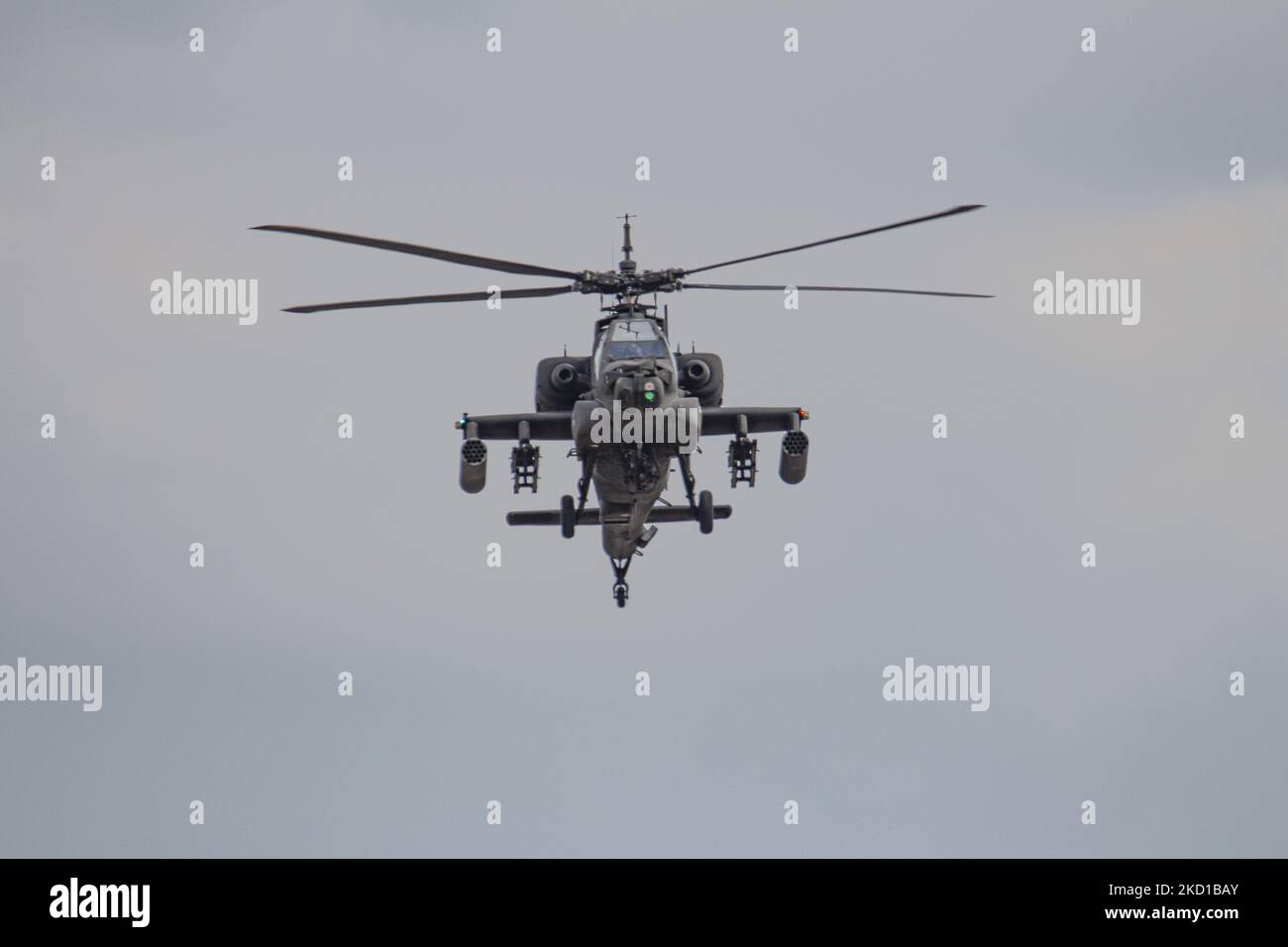 Un hélicoptère Apache Boeing AH-64 de l'armée grecque comme vu voler et ...