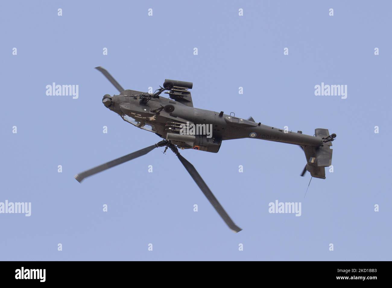 Un hélicoptère Apache Boeing AH-64 de l'armée grecque comme vu voler et ...