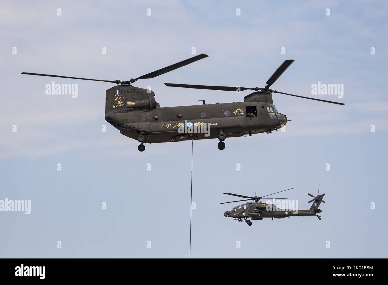 Un hélicoptère Apache Boeing AH-64 de l'armée grecque avec un Boeing CH-47 Chinook tel qu'il a été vu voler et manœuvrer lors d'une démonstration de vol lors du salon aérien de la semaine de vol 2021 d'Athènes à l'aéroport de la base aérienne de Tanagra. L'Apache de l'armée hellénique est la version AH-64D Apache Longbow. L'avion spécifique est un double hélicoptère de combat d'attaque de turbomoteur sous le fuselage et sur les ailes avec une mitrailleuse, des missiles, une fusée et des capacités d'autodéfense. La Grèce, un pays avec une force aérienne forte, est un État membre de l'OTAN de l'Organisation du Traité de l'Atlantique Nord. Tanagra, Grèce, le septembre Banque D'Images