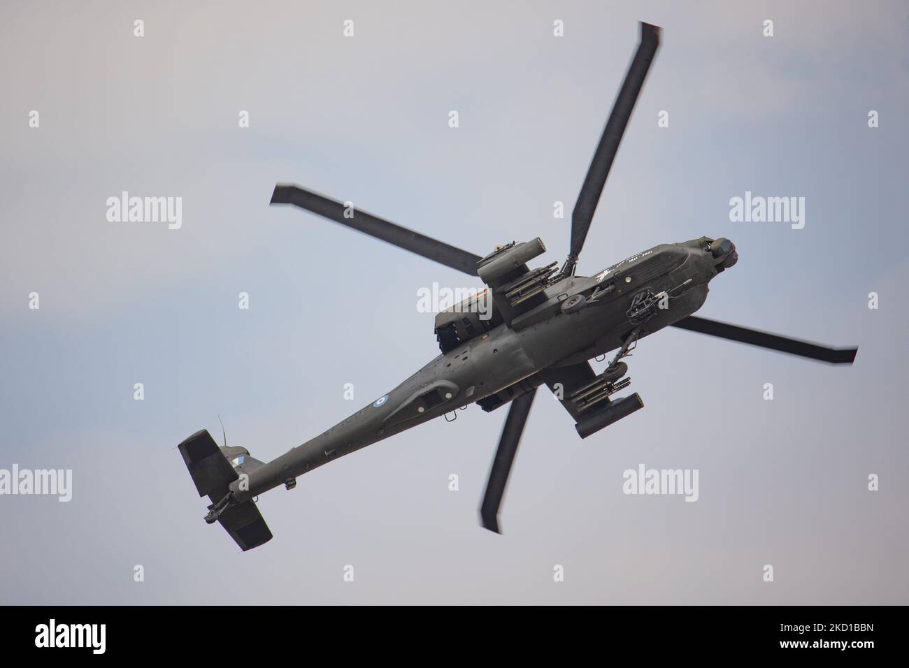 Un hélicoptère Apache Boeing AH-64 de l'armée grecque comme vu voler et ...