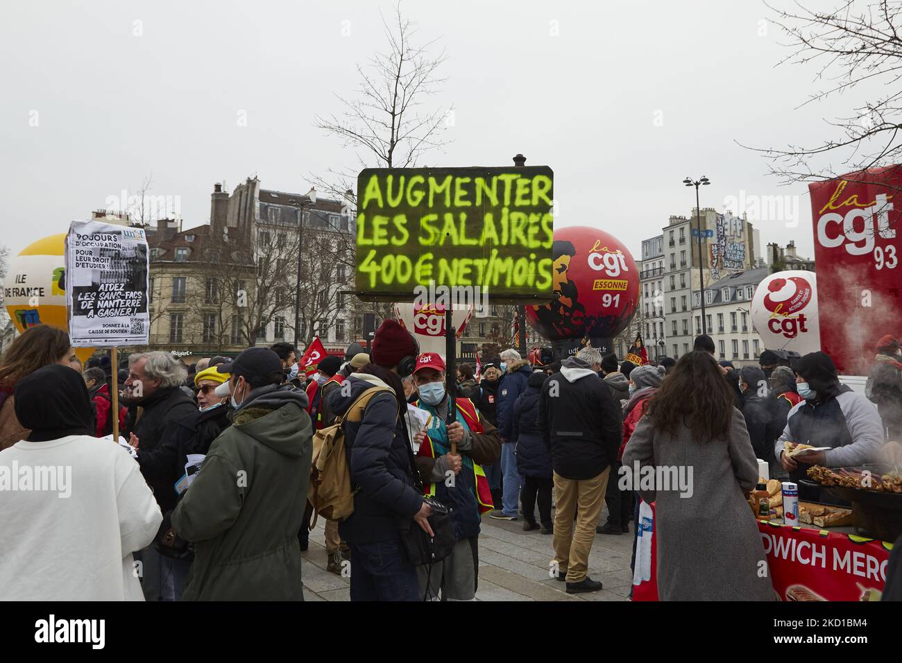 Les gens se sont rassemblés à la place de la Bastille pour manifester à Paris sur 27 janvier 2022 en faveur des services publics, de l'éducation, des salaires et des retraites. (Photo par Adnan Farzat/NurPhoto) Banque D'Images