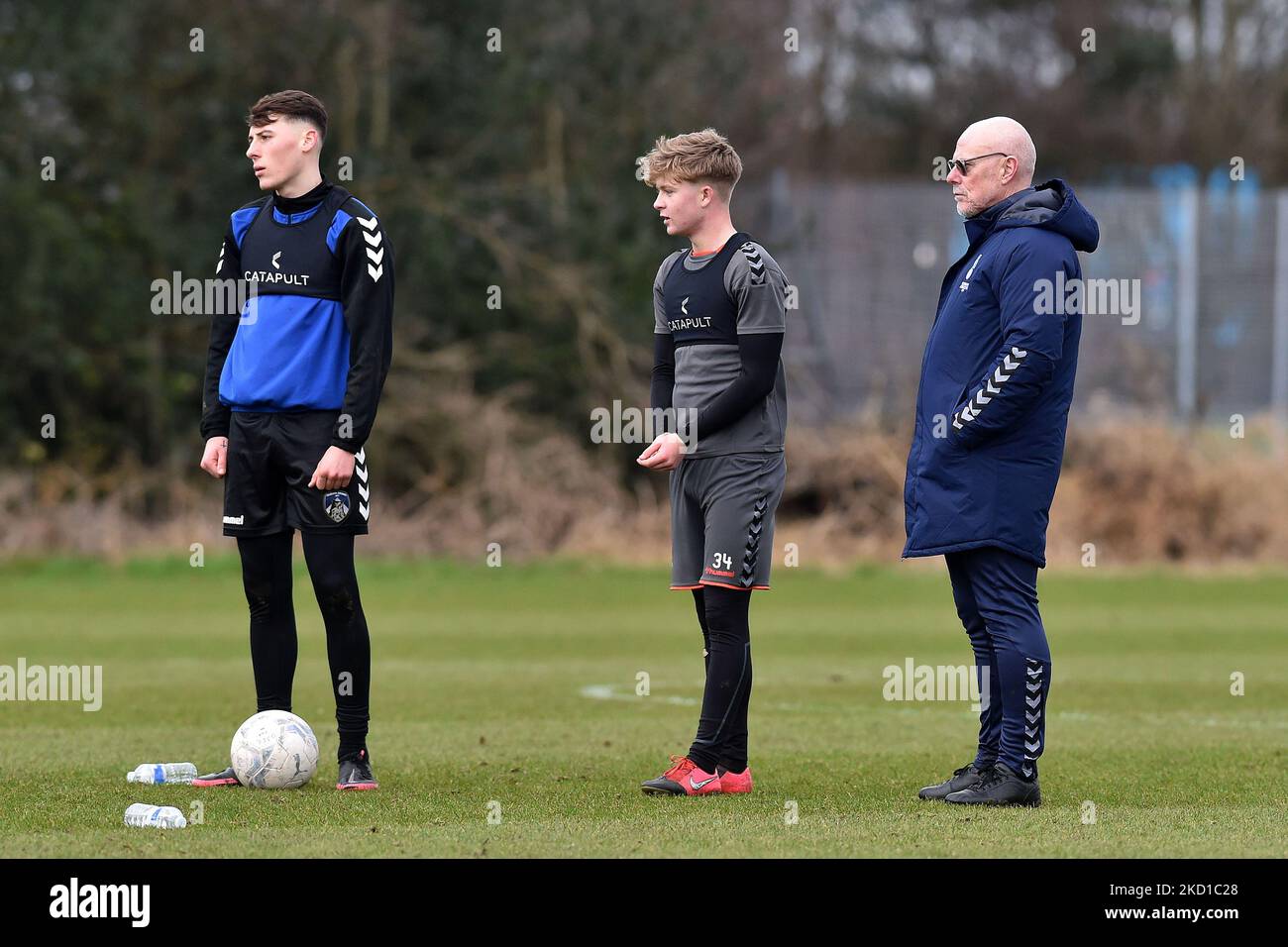 James Simms d'Oldham Athletic, Harry Vaughan d'Oldham Athletic et Tommy Wright (entraîneur-chef adjoint) d'Oldham Athletic lors de l'entraînement à Chapel Road, Oldham, le jeudi 27th janvier 2022. (Photo d'Eddie Garvey/MI News/NurPhoto) Banque D'Images