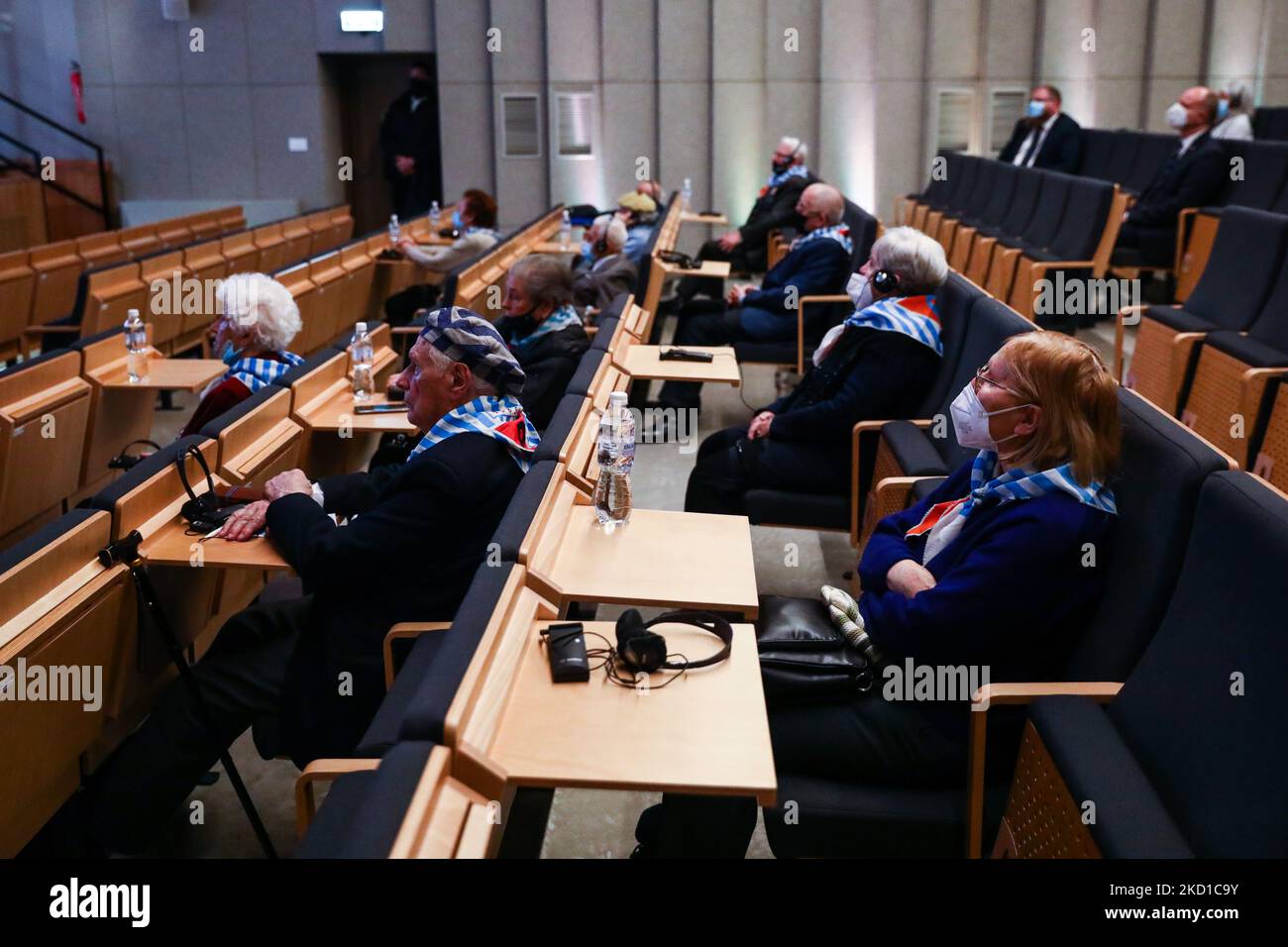 Les survivants de l'Holocauste assistent à la cérémonie principale à l'intérieur de l'auditorium du Centre international d'éducation sur Auschwitz et l'Holocauste au Mémorial d'Auschwitz-Birkenau, lors de l'anniversaire 77th d'Auschwitz - libération de Birkenau, à Oswiecim, en Pologne, sur 27 janvier 2022. En raison de la pandémie du coronavirus, seul un petit groupe de participants, principalement une douzaine de survivants, se sont réunis dans le Mémorial. (Photo de Beata Zawrzel/NurPhoto) Banque D'Images