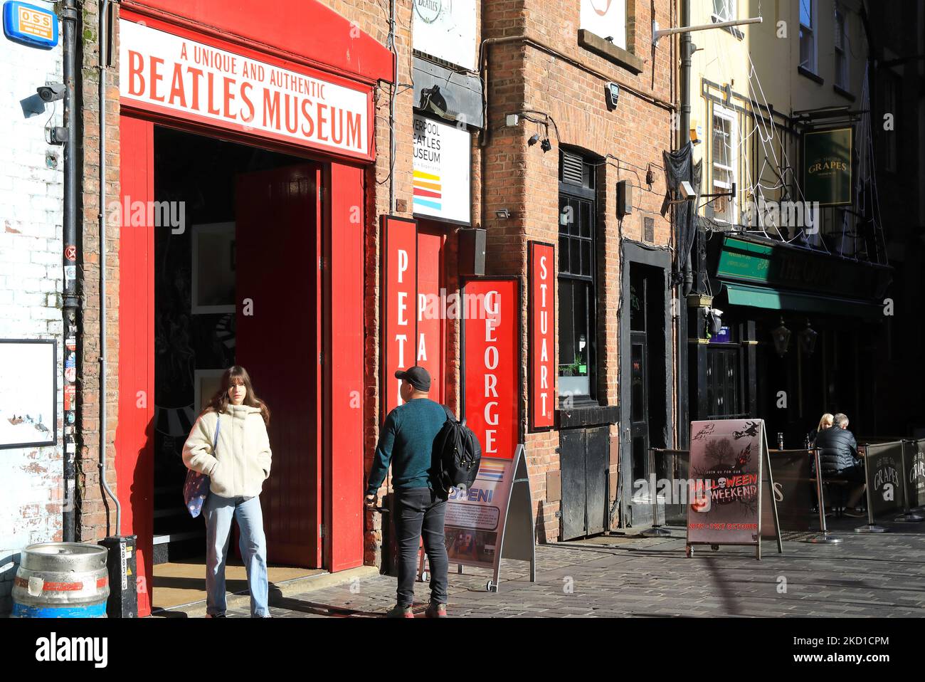 Destination touristique, Matthew Street connue sous le nom de Beatles Street, à Liverpool, dans le soleil d'automne, Royaume-Uni Banque D'Images