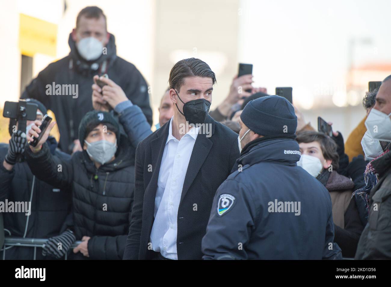Le nouveau panneau de Juventus Dusan Vlahovic arrive à J Medical à Turin pour des visites médicales. En Italie, le 28 janvier 2022 (photo d'Alberto Gandolfo/NurPhoto) Banque D'Images