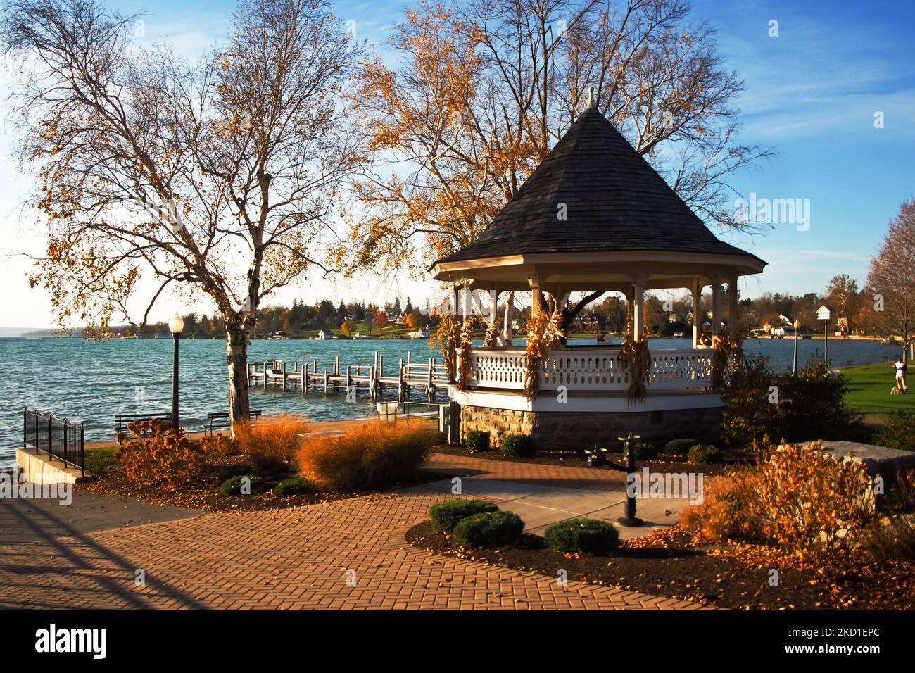 Belvédère et petit parc sur la rive du lac Skaneateles à Skaneateles, New york, un beau matin d'automne Banque D'Images