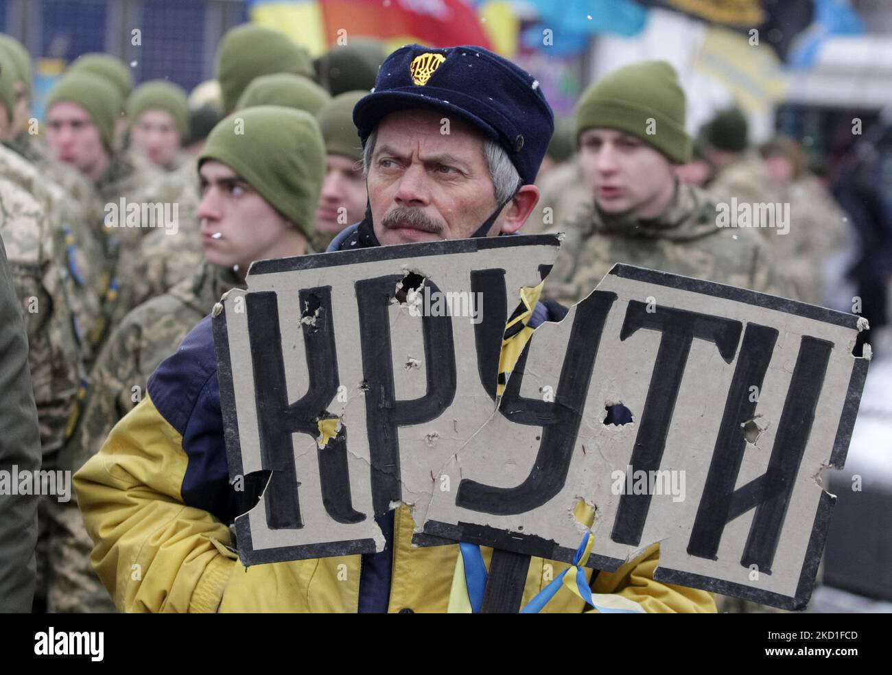 Les Ukrainiens participent à une marche pour commémorer la mort d'étudiants ukrainiens dans une bataille avec les forces bolcheviques à la station de Kruty, à Kiev, en Ukraine, le 29 janvier 2022. Une bataille historique de Kruty entre des milliers de forces bolcheviques de Russie soviétique et plusieurs centaines d'Ukrainiens, principalement des étudiants, a eu lieu le 29 janvier 1918 non loin de Kiev, et a retardé l'offensive bolchevique sur la capitale de l'Ukraine de plusieurs jours. (Photo par STR/NurPhoto) Banque D'Images