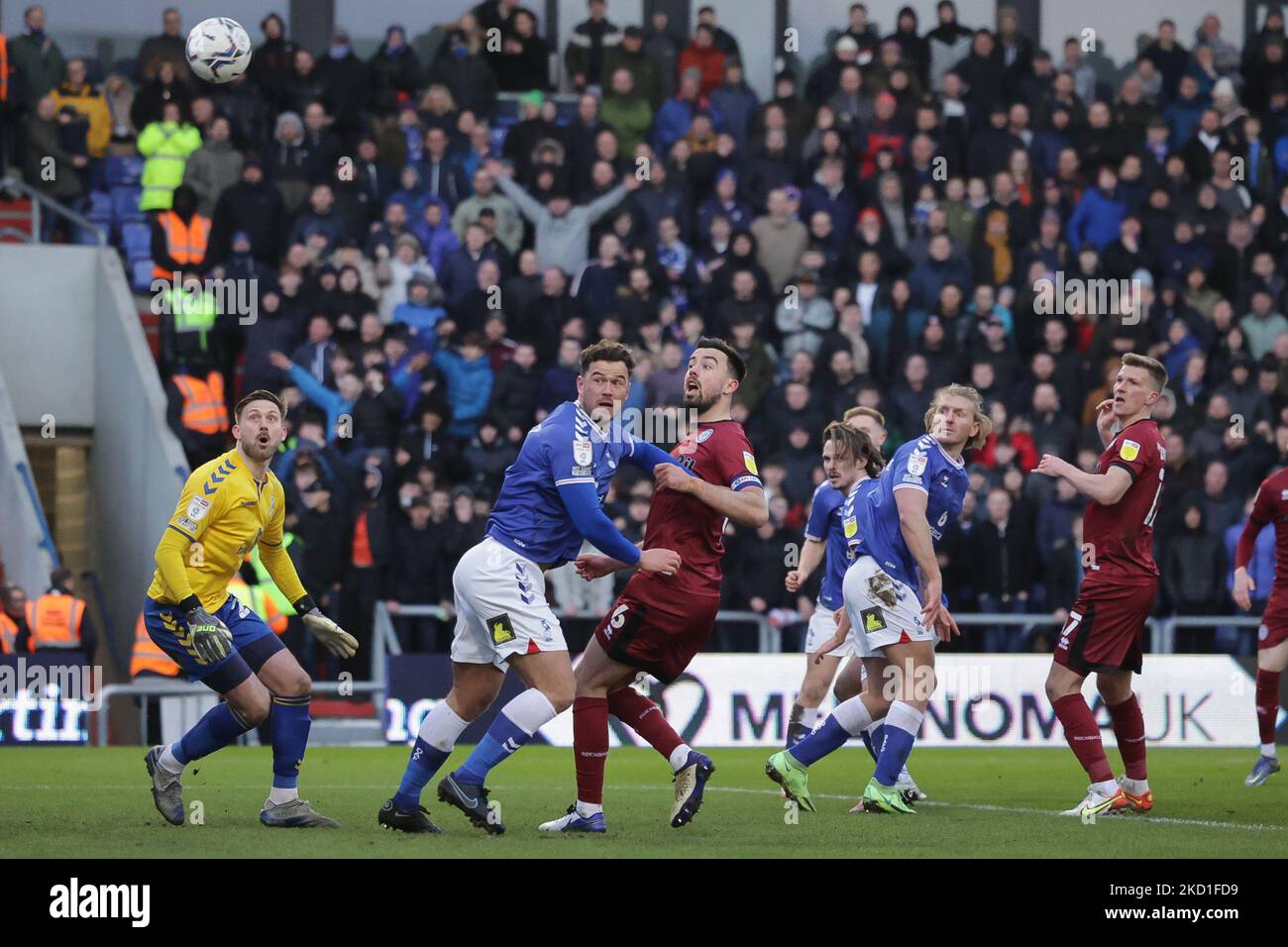 Paul Downing de Rochdale vient juste de passer avec un cueilleur en boucle lors du match Sky Bet League 2 entre Oldham Athletic et Rochdale à Boundary Park, Oldham, le samedi 29th janvier 2022. (Photo de Pat Scaasi/MI News/NurPhoto) Banque D'Images