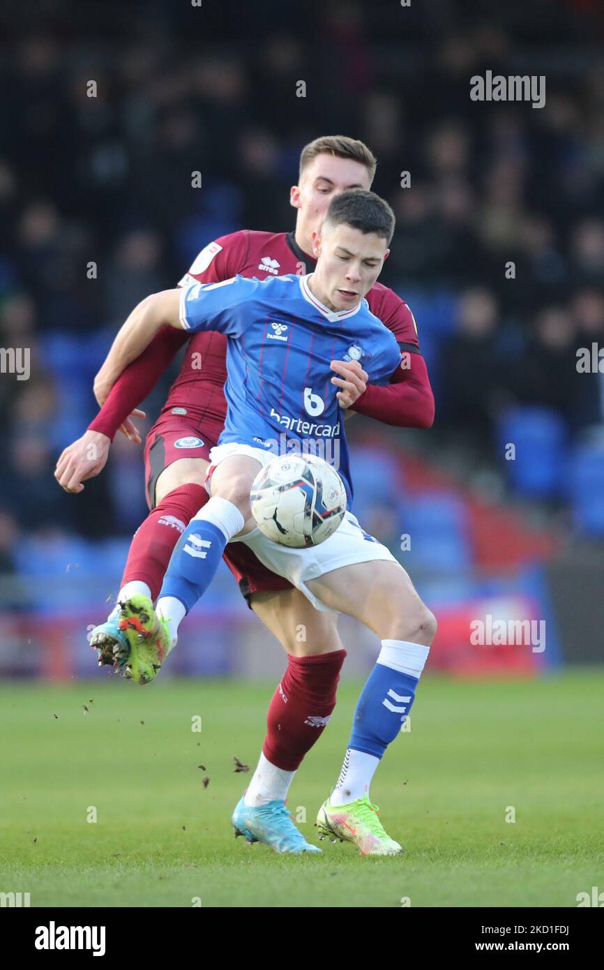 Alex Hunt d'Oldham Athletic est saisi lors du match Sky Bet League 2 entre Oldham Athletic et Rochdale à Boundary Park, Oldham, le samedi 29th janvier 2022. (Photo de Pat Scaasi/MI News/NurPhoto) Banque D'Images