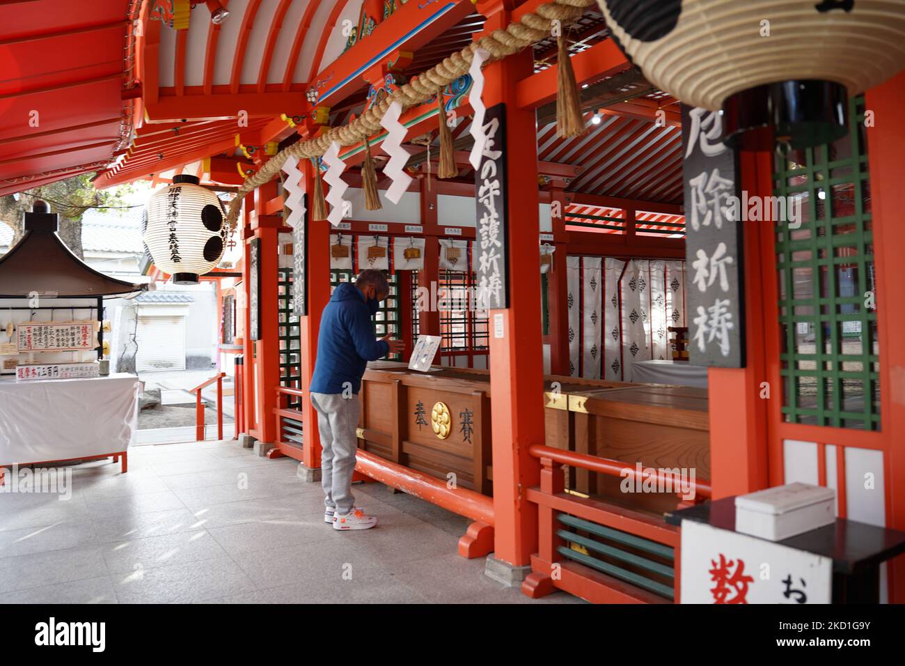 Un homme prie au sanctuaire Hattori Tenjingu à Toyonaka sur 27 janvier 2022 à Osaka, au Japon. Hattori Tenjingu Shrine adore la divinité des pieds et gagne des attentions par les fans de Yuzuru Hanyu qui prient pour sa récupération de la blessure de pied et la victoire aux compétitions. Hanyu Yuzuru vise une troisième médaille d'or olympique en droits aux Jeux d'hiver de 2022 à Beijing. (Photo de Jinhee Lee/NurPhoto) Banque D'Images