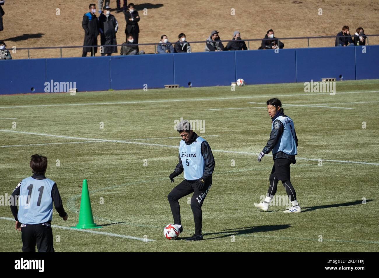 L'attaquant japonais Kazuyoshi Miura reçoit une balle dans un terrain de football lors d'une nouvelle saison d'entraînement dans le jardin sportif de Suzuka sur 31 janvier 2022 à Mie, au Japon. Miura poursuit sa carrière dans la saison 37th cette année et est connu comme le plus vieux footballeur professionnel au monde, avec ses 55 ans le mois prochain. Miura a rejoint le quatrième niveau Suzuka point Getters du premier niveau Yokohama FC où il n'a joué qu'un seul match au cours de la dernière saison. (Photo de Jinhee Lee/NurPhoto) Banque D'Images