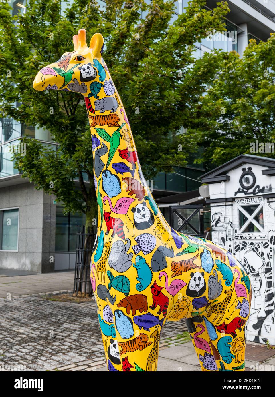 Une girafe peinte dans la rue Giraffe About Town Wild in Art event, Édimbourg, Écosse, Royaume-Uni Banque D'Images
