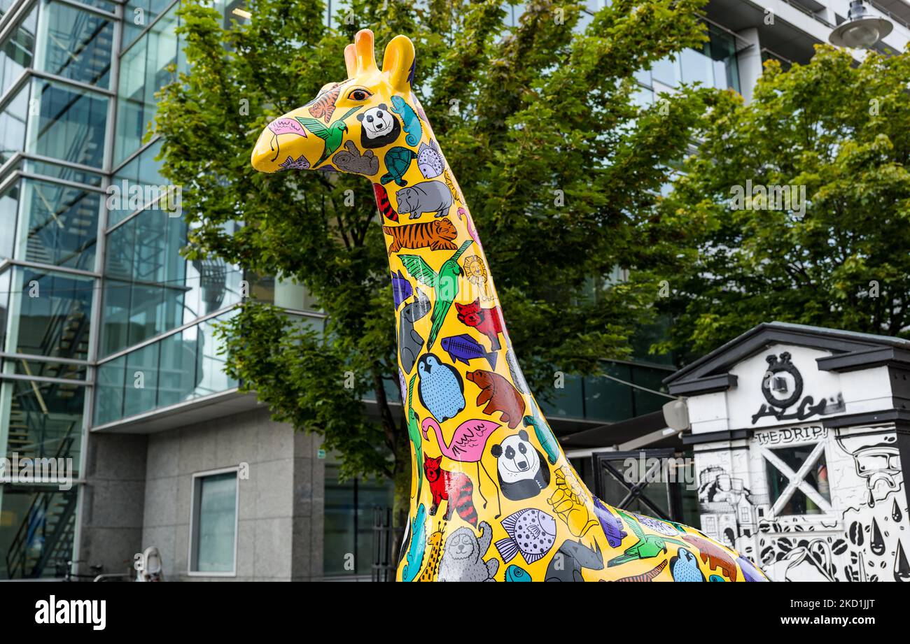 Une girafe peinte dans la rue Giraffe About Town Wild in Art event, Édimbourg, Écosse, Royaume-Uni Banque D'Images