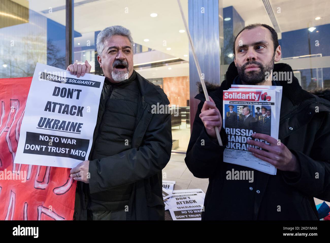 LONDRES, ROYAUME-UNI - 31 JANVIER 2022 : des manifestants manifestent devant les studios de RT, réseau de télévision russe public international, contre l'accumulation militaire de la Russie à la frontière avec l'Ukraine, dans le contexte de tensions croissantes entre l'est et l'Ouest sur 31 janvier 2022 à Londres, en Angleterre. On estime que 100 000 soldats, chars, artillerie et missiles russes sont déployés près de la frontière avec l'Ukraine, mais le Kremlin refuse les plans d'invasion tout en exigeant de l'OTAN le mois dernier que l'Ukraine et d'autres pays ex-soviétiques se voient refuser l'adhésion et le retrait des troupes et des missiles des alliances f Banque D'Images