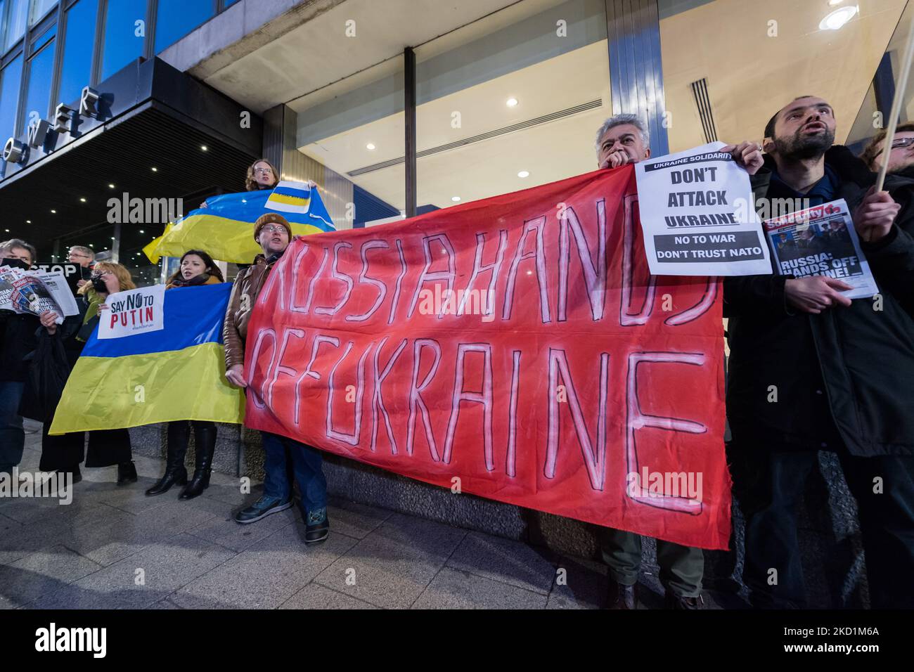 LONDRES, ROYAUME-UNI - 31 JANVIER 2022 : les manifestants détiennent des drapeaux ukrainiens alors qu'ils manifestent devant les studios de la RT, réseau de télévision russe public, contre l'accumulation militaire de la Russie à la frontière avec l'Ukraine, dans le contexte de tensions croissantes entre l'est et l'Ouest sur 31 janvier 2022 à Londres, en Angleterre. On estime que 100 000 soldats, chars, artillerie et missiles russes sont déployés près de la frontière avec l'Ukraine, mais le Kremlin refuse les plans d'invasion tout en exigeant de l'OTAN le mois dernier que l'Ukraine et d'autres pays ex-soviétiques se voient refuser l'adhésion et le retrait de tous Banque D'Images