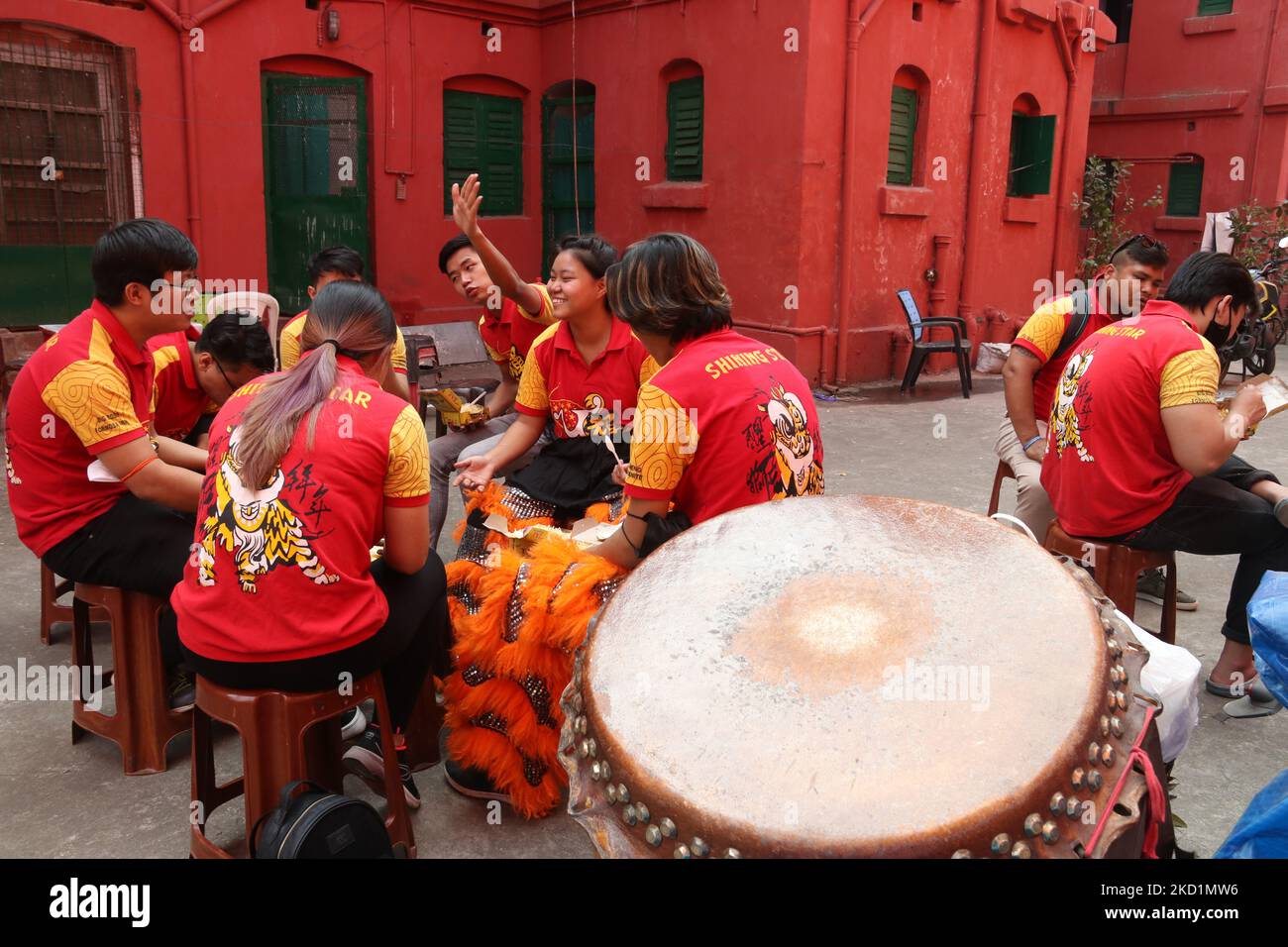 Les membres de la communauté chinoise ont pris part à un déjeuner-fête pour accueillir le nouvel an lunaire du rat à Kolkata, sur 01 février,2022. Le nouvel an lunaire marque le début de l'année du rat sur 01 février. (Photo de Debajyoti Chakraborty/NurPhoto) Banque D'Images