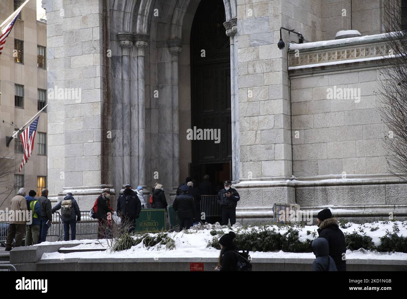 Les gens se sont enlaillés dans la cathédrale Saint-Patrick de Midtown dans le sillage d'un officier du NYPD tué Wilbert Mora sur 1 février 2022 à New York, aux États-Unis. Mora et son associé, Jason Rivera, qui a été mis au repos la semaine dernière, ont tous deux été tués alors qu'ils répondaient à une perturbation domestique à Harlem il y a plus d'une semaine. Les funérailles de l'officier Wilbert Mora auront lieu demain. (Photo de John Lamparski/NurPhoto) Banque D'Images