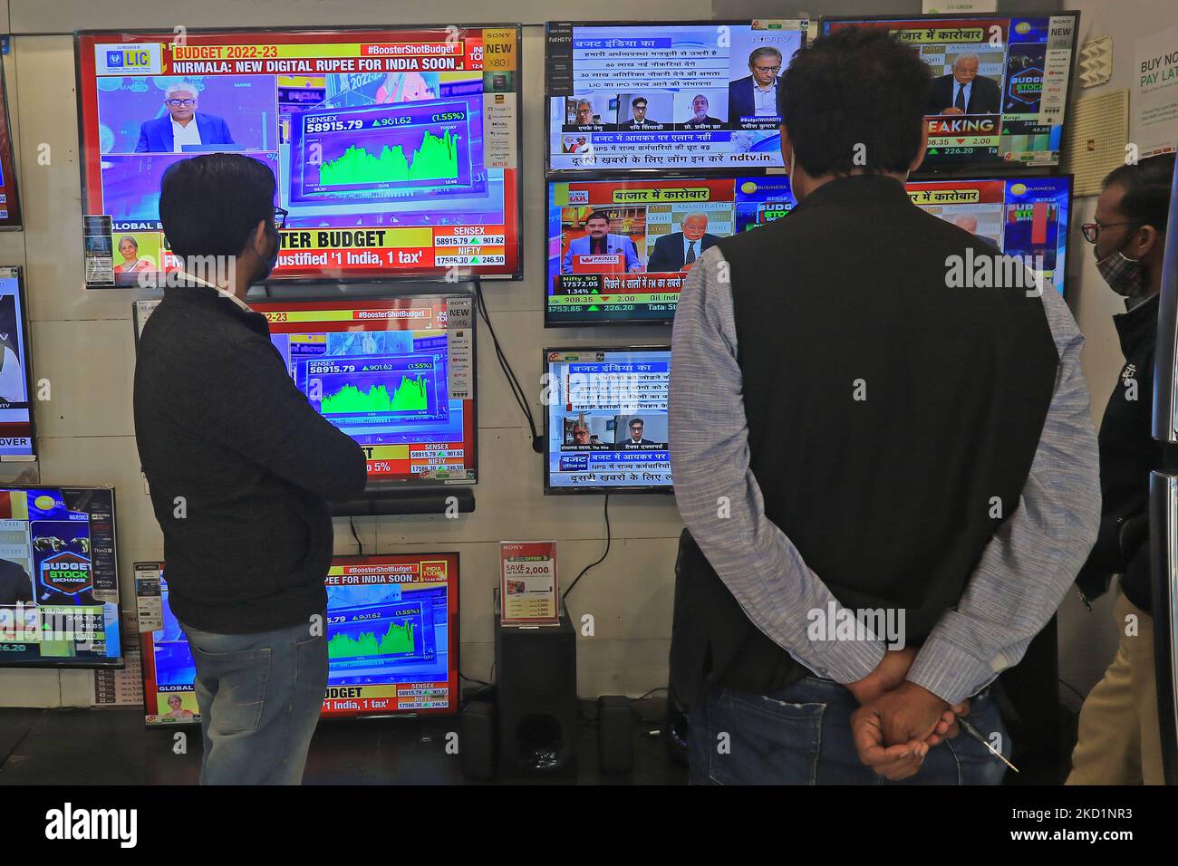 Les gens regardent sur les postes de télévision, le ministre des Finances Nirmala Sitharaman présentant le budget de l'Union 2022-23 au Parlement, dans un magasin d'électronique à Jaipur, Rajasthan, Inde, le mardi 01 février 2022. (Photo de Vishal Bhatnagar/NurPhoto) Banque D'Images