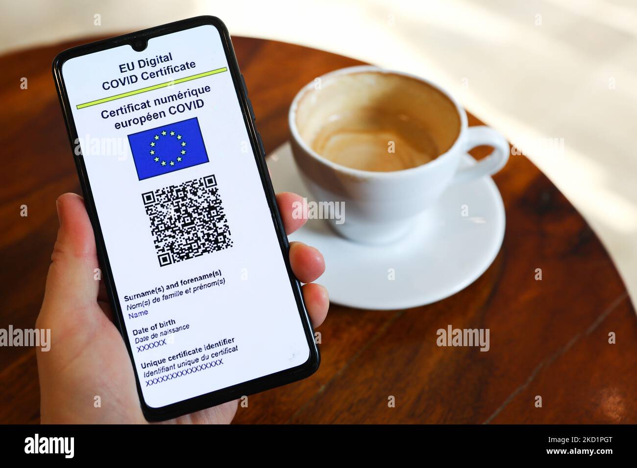 Le certificat COVID numérique de l'UE est affiché sur un écran de téléphone mobile photographié avec une tasse de café en arrière-plan pour la photo d'illustration pendant la propagation de la cinquième vague de la pandémie du coronavirus. Cracovie, Pologne sur 2 février 2022. (Photo de Beata Zawrzel/NurPhoto) Banque D'Images