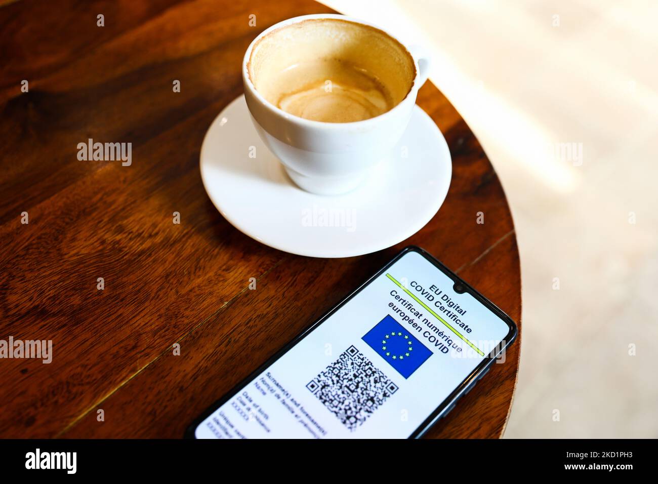 Le certificat COVID numérique de l'UE est affiché sur un écran de téléphone mobile photographié avec une tasse de café en arrière-plan pour la photo d'illustration pendant la propagation de la cinquième vague de la pandémie du coronavirus. Cracovie, Pologne sur 2 février 2022. (Photo de Beata Zawrzel/NurPhoto) Banque D'Images