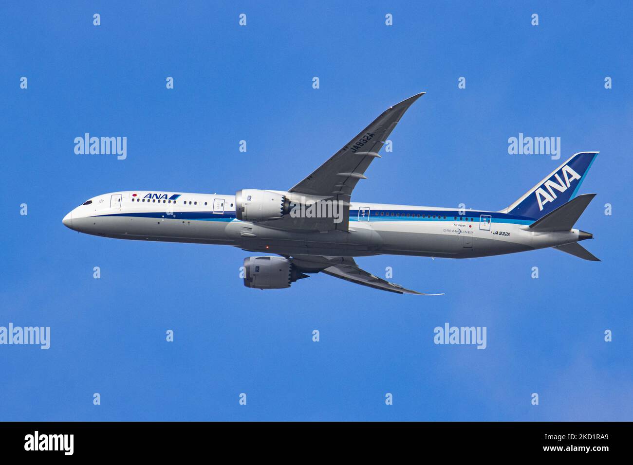 ANA All Nippon Airways Boeing 787 Dreamliner comme vu sur l'approche finale de vol, faisant un tour et puis atterrissage à l'aéroport de Bruxelles Zaventem BRU dans le ciel bleu. En arrivant de Tokyo, un Boeing B787-9 à corps large d'ANA Air Japan a l'immatriculation JA932A. La compagnie aérienne japonaise est membre du groupe d'aviation Star Alliance avec une flotte de 214 avions à réaction. L'industrie de l'aviation et le trafic de passagers sont en phase difficile avec la pandémie du coronavirus Covid-19 qui a un impact négatif sur l'industrie du voyage avec crainte de l'aggravation de la situation d Banque D'Images