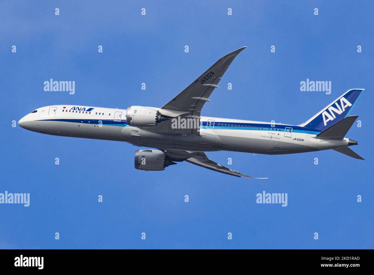 ANA All Nippon Airways Boeing 787 Dreamliner comme vu sur l'approche finale de vol, faisant un tour et puis atterrissage à l'aéroport de Bruxelles Zaventem BRU dans le ciel bleu. En arrivant de Tokyo, un Boeing B787-9 à corps large d'ANA Air Japan a l'immatriculation JA932A. La compagnie aérienne japonaise est membre du groupe d'aviation Star Alliance avec une flotte de 214 avions à réaction. L'industrie de l'aviation et le trafic de passagers sont en phase difficile avec la pandémie du coronavirus Covid-19 qui a un impact négatif sur l'industrie du voyage avec crainte de l'aggravation de la situation d Banque D'Images