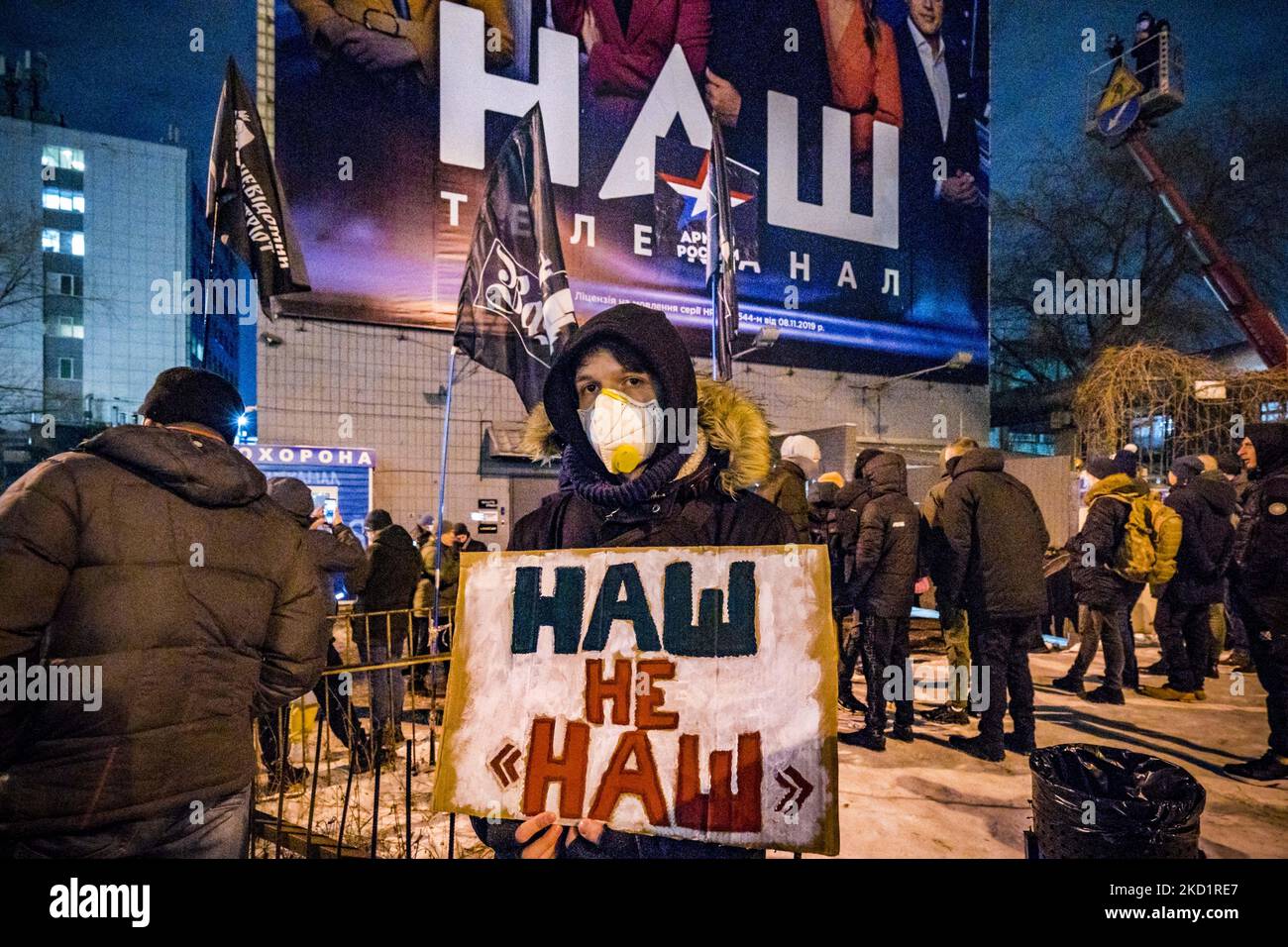 Un manifestant avec une bannière disant «NASH pas le nôtre» en référence à la chaîne de télévision NASH à Kiev. Ils manifestent en prétendant la fermeture de la chaîne de télévision les accusant de propagande russe au milieu des tensions entre la Russie et l'Ukraine en raison de l'accumulation de troupes russes à la frontière des deux pays. (Photo de Celestino Arce/NurPhoto) Banque D'Images