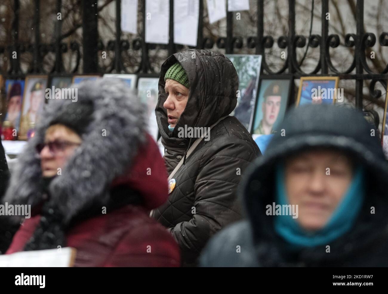 Les parents de soldats ukrainiens morts se rassemblent devant le bureau du Président à Kiev, en Ukraine, le 3 février 2022. Selon les médias locaux, les parents de soldats ukrainiens morts en raison de relations non statutaires et de brumes pendant le service et dans les lieux d'hostilités ont tenu leur rassemblement devant le bureau du Président à Kiev. (Photo par STR/NurPhoto) Banque D'Images