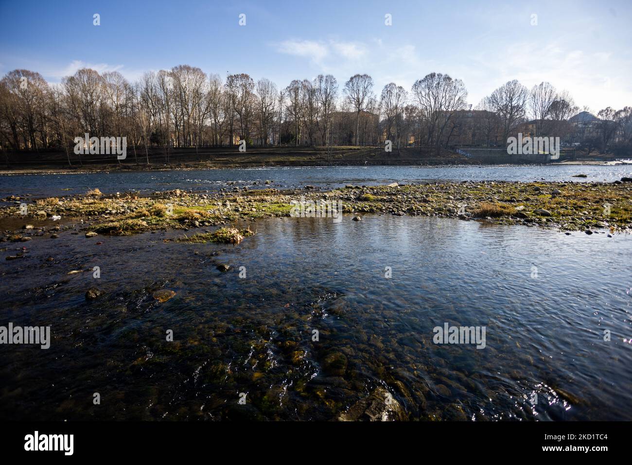 L'aridité du po, le plus long fleuve italien, le long de la partie qui traverse le centre de Turin. Après une période de sécheresse constante, le fleuve po et son bassin ont un débit d'eau inférieur à la moitié de la normale. Les prévisions à long terme n'indiquent pas qu'à court terme, le temps changera avec les précipitations persistantes. La sécheresse n'est pas un phénomène inhabituel, mais la fréquence avec laquelle elle se reproduit ces dernières années devient également préoccupante pour les impacts qu'elle a sur les animaux, la flore et les activités agricoles. (Photo de Mauro Ujetto/NurPhoto) Banque D'Images