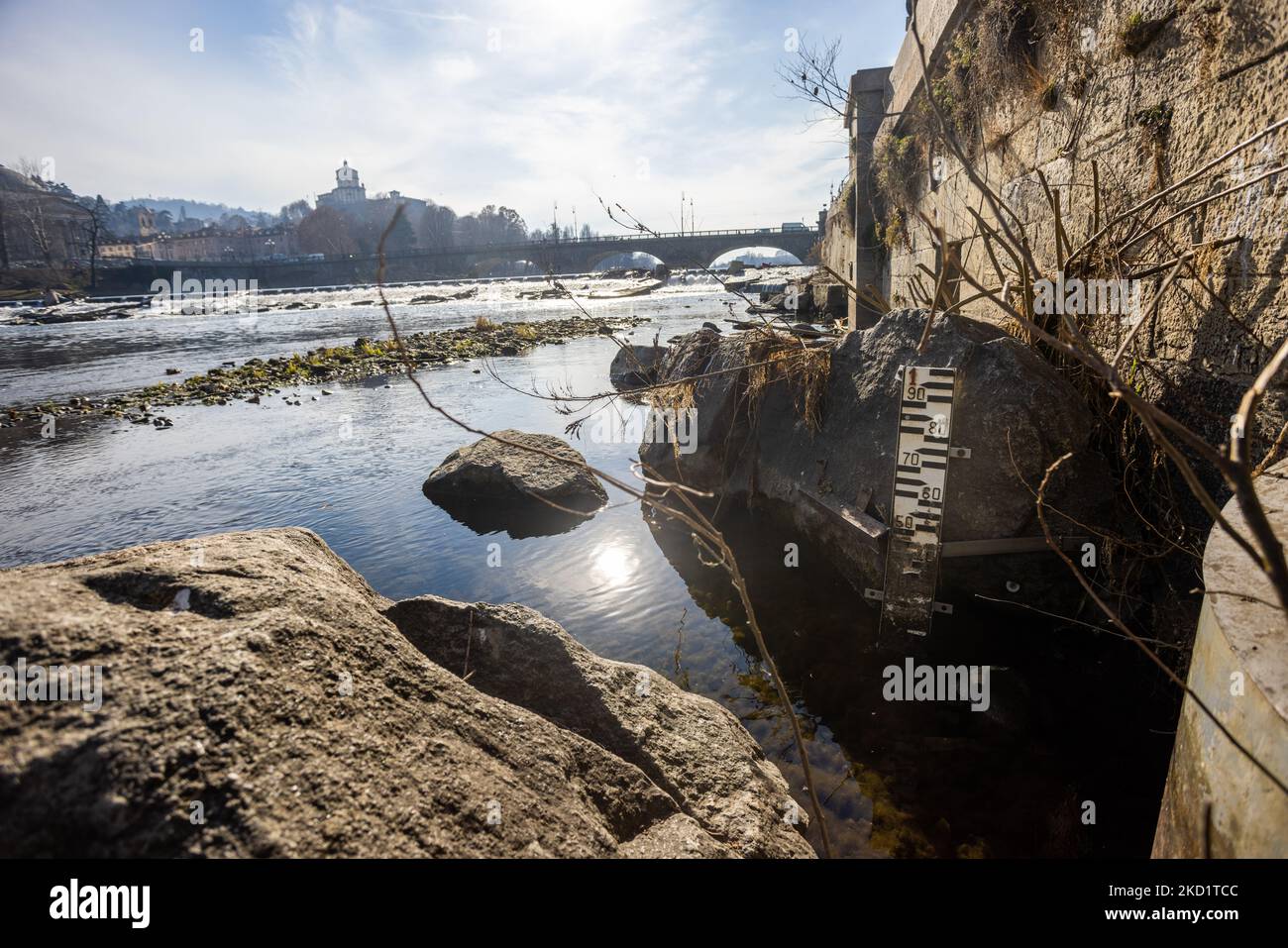 L'aridité du po, le plus long fleuve italien, le long de la partie qui traverse le centre de Turin. Après une période de sécheresse constante, le fleuve po et son bassin ont un débit d'eau inférieur à la moitié de la normale. Les prévisions à long terme n'indiquent pas qu'à court terme, le temps changera avec les précipitations persistantes. La sécheresse n'est pas un phénomène inhabituel, mais la fréquence avec laquelle elle se reproduit ces dernières années devient également préoccupante pour les impacts qu'elle a sur les animaux, la flore et les activités agricoles. (Photo de Mauro Ujetto/NurPhoto) Banque D'Images