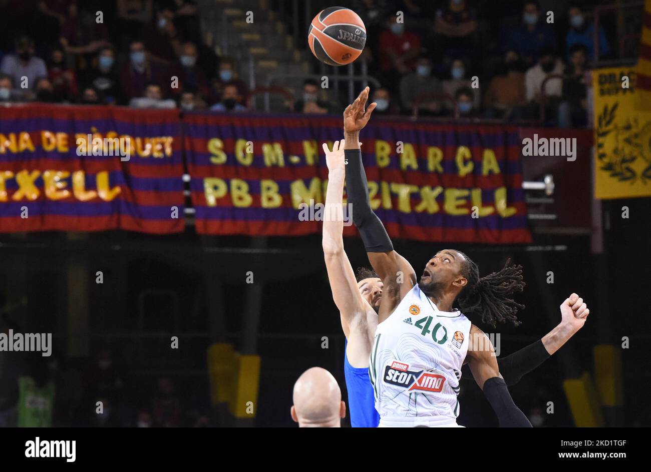 Jeremy Evans et Sertac Sanli pendant le match entre le FC Barcelone et le club de basket-ball Panathinaikos, correspondant à la semaine 25 de l'Euroligue, joué au Palau Blaugrana, le 03th janvier 2022, à Barcelone, en Espagne. (Photo de Noelia Deniz/Urbanandsport /NurPhoto) Banque D'Images