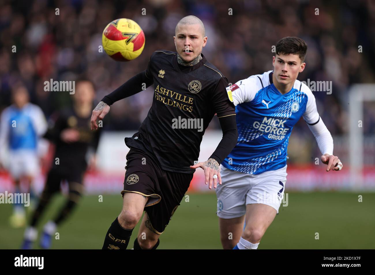 Lyndon dykes, de Queens Park Rangers, et Ronnie Edwards, de Peterborough United, ont suivi le ballon lors du match de la coupe Emirates FA quatrième ronde entre Peterborough United et Queens Park Rangers au Weston Homes Stadium, Peterborough, le samedi 5th février 2022. (Photo de James HolyOak/MI News/NurPhoto) Banque D'Images