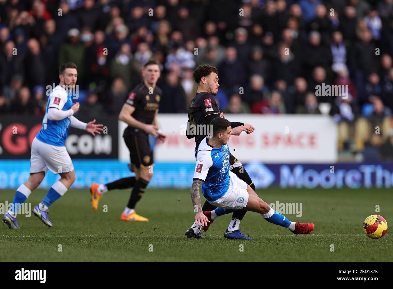 Oliver Norburn, de Peterborough United, défie Luke Amos, de Queens Park Rangers, lors du match de la quatrième ronde de la coupe Emirates FA Cup entre Peterborough United et Queens Park Rangers, au Weston Homes Stadium, Peterborough, le samedi 5th février 2022. (Photo de James HolyOak/MI News/NurPhoto) Banque D'Images