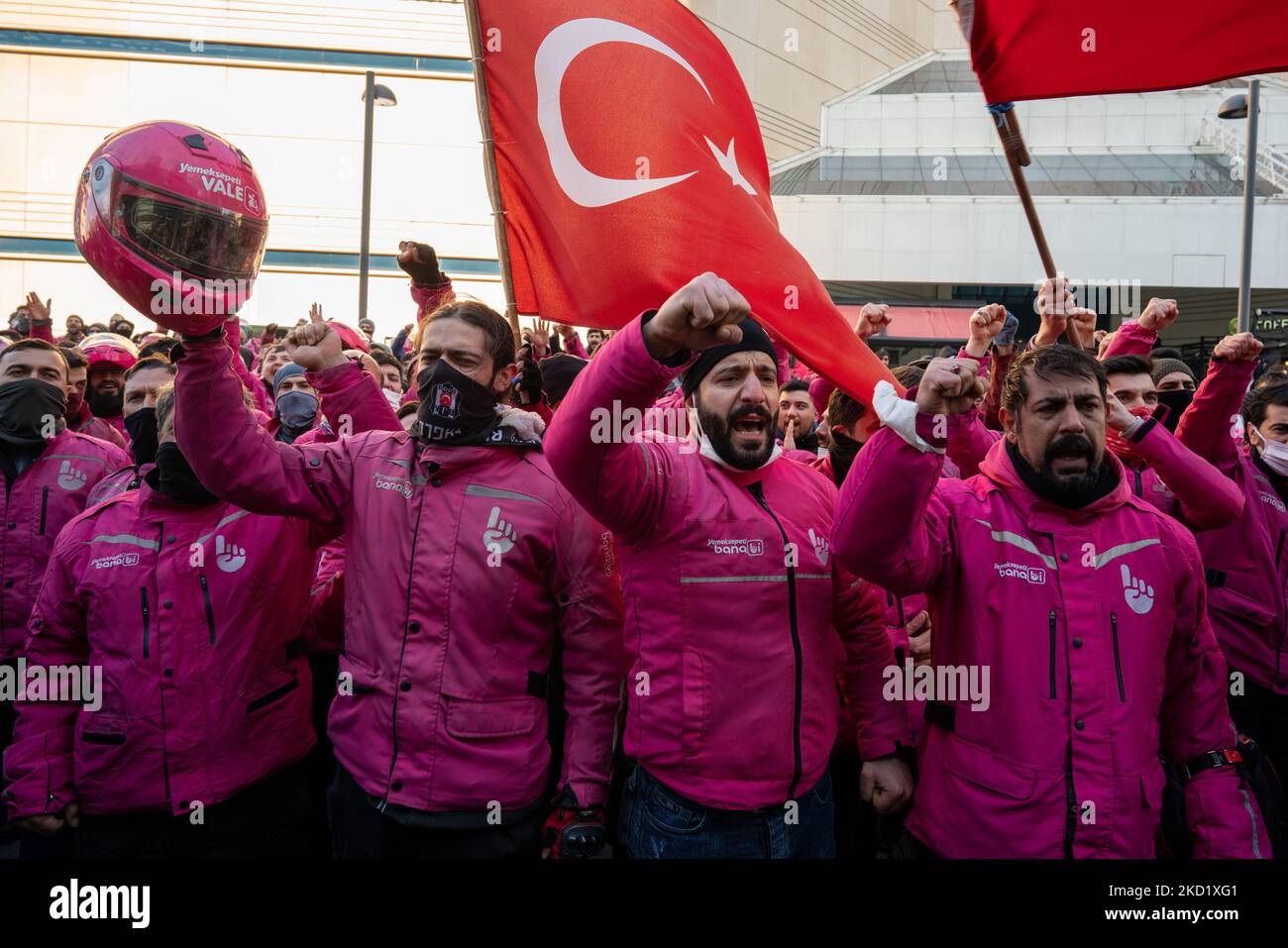 Des coups d’état Yemek SeCanada ont été vus lors d’une manifestation devant le siège de la société à Istanbul, en Turquie, sur 5 février 2022. Les coursiers de la compagnie Yemek Sepays, l’une des plus grandes compagnies d’alimentation et de distribution alimentaire de Turquie, sont en grève depuis 2 février pour exiger des salaires plus élevés et de meilleures conditions de travail. Les employés des messageries protestent contre la faible hausse des salaires, qui ne correspond pas au taux d'inflation élevé de la Turquie. Plusieurs autres sociétés, dont le service de messagerie Yurtici Kargo, la chaîne de supermarchés Migros et la société de commerce électronique Trendyol, ont été confrontées à des manifestations similaires au début de l'année. (Photo par Erhan Demirt Banque D'Images