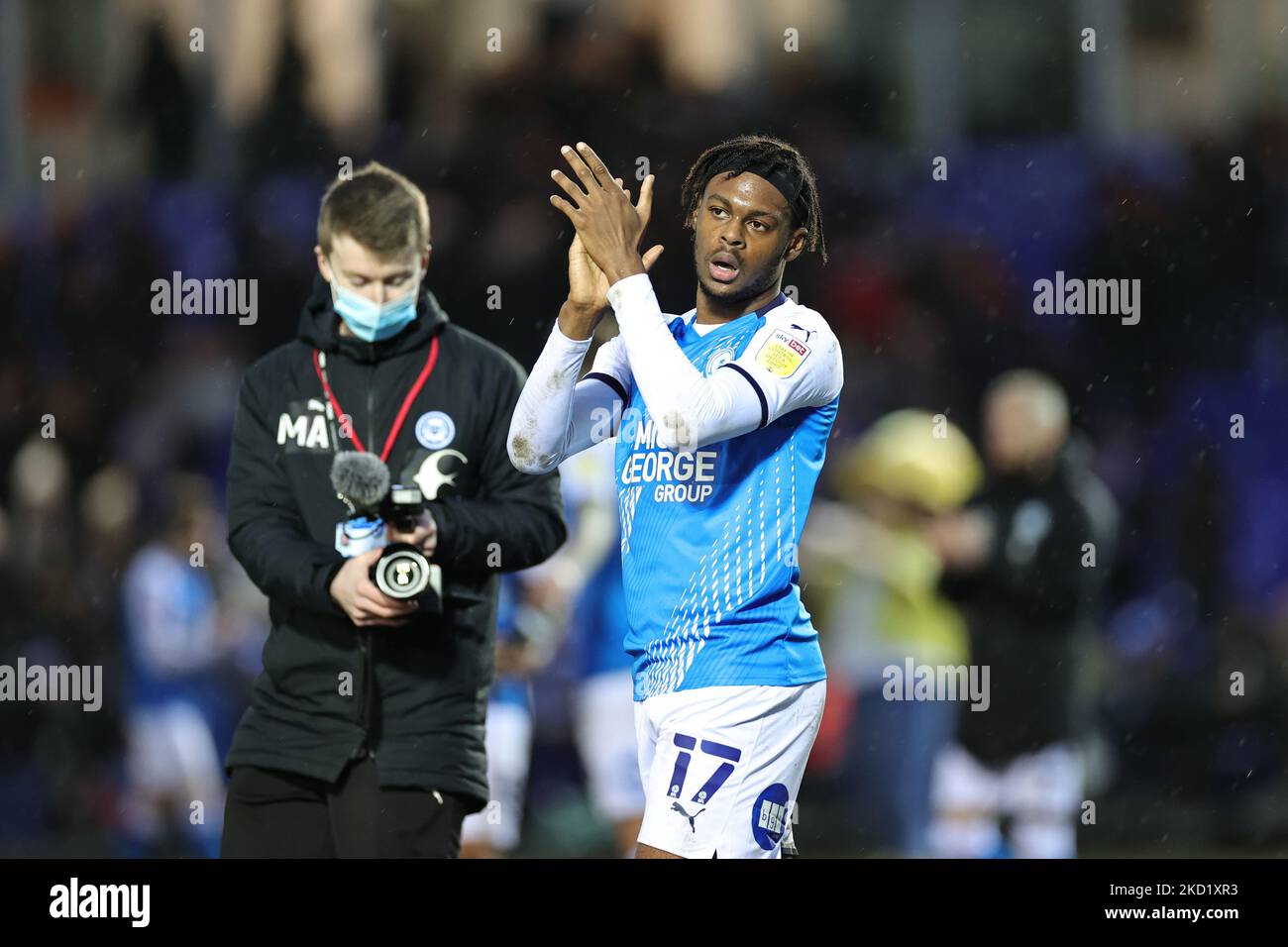 Ricky-Jade Jones, de Peterborough United, applaudit les fans lors du coup de sifflet final lors du match de la quatrième ronde de la coupe Emirates FA entre Peterborough United et les Queens Park Rangers au Weston Homes Stadium, Peterborough, le samedi 5th février 2022. (Photo de James HolyOak/MI News/NurPhoto) Banque D'Images