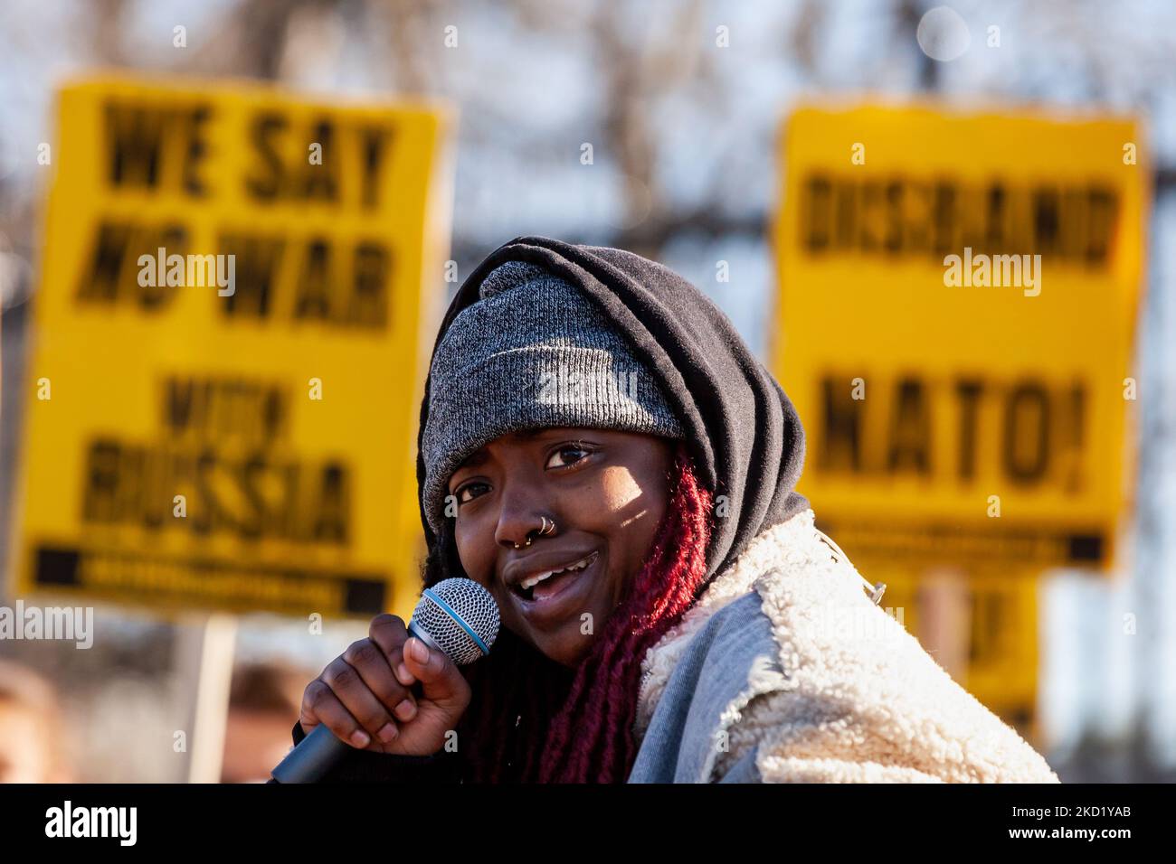 Afeni, activiste de Washington DC, s’exprime au cours d’un rassemblement contre ce que les organisations hôtes considèrent comme une agression par les Etats-Unis et l’OTAN. Les manifestants exigent l'abolition de l'OTAN, aucun des États-Unis n'était en Russie et une réduction du budget de la défense américaine pour résoudre les problèmes intérieurs. Le rassemblement était parrainé par des groupes anti-guerre CODEBINK, ANSWER Coalition, Black Alliance for Peace et la résistance populaire. (Photo d'Allison Bailey/NurPhoto) Banque D'Images