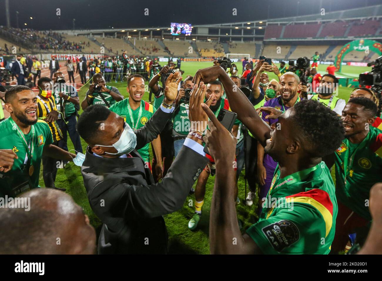 Les joueurs camerounais et l'ancien joueur de football camerounais Samuel ETO'o (R) célèbrent leur médaille de bronze à la fin de la coupe d'Afrique des Nations (CAN) 2021 troisième place du match de football entre le Burkina Faso et le Cameroun au Stade Ahmadou-Ahidjo à Yaoundé, le 05 février 2022. (Photo par Ayman Aref/NurPhoto) Banque D'Images