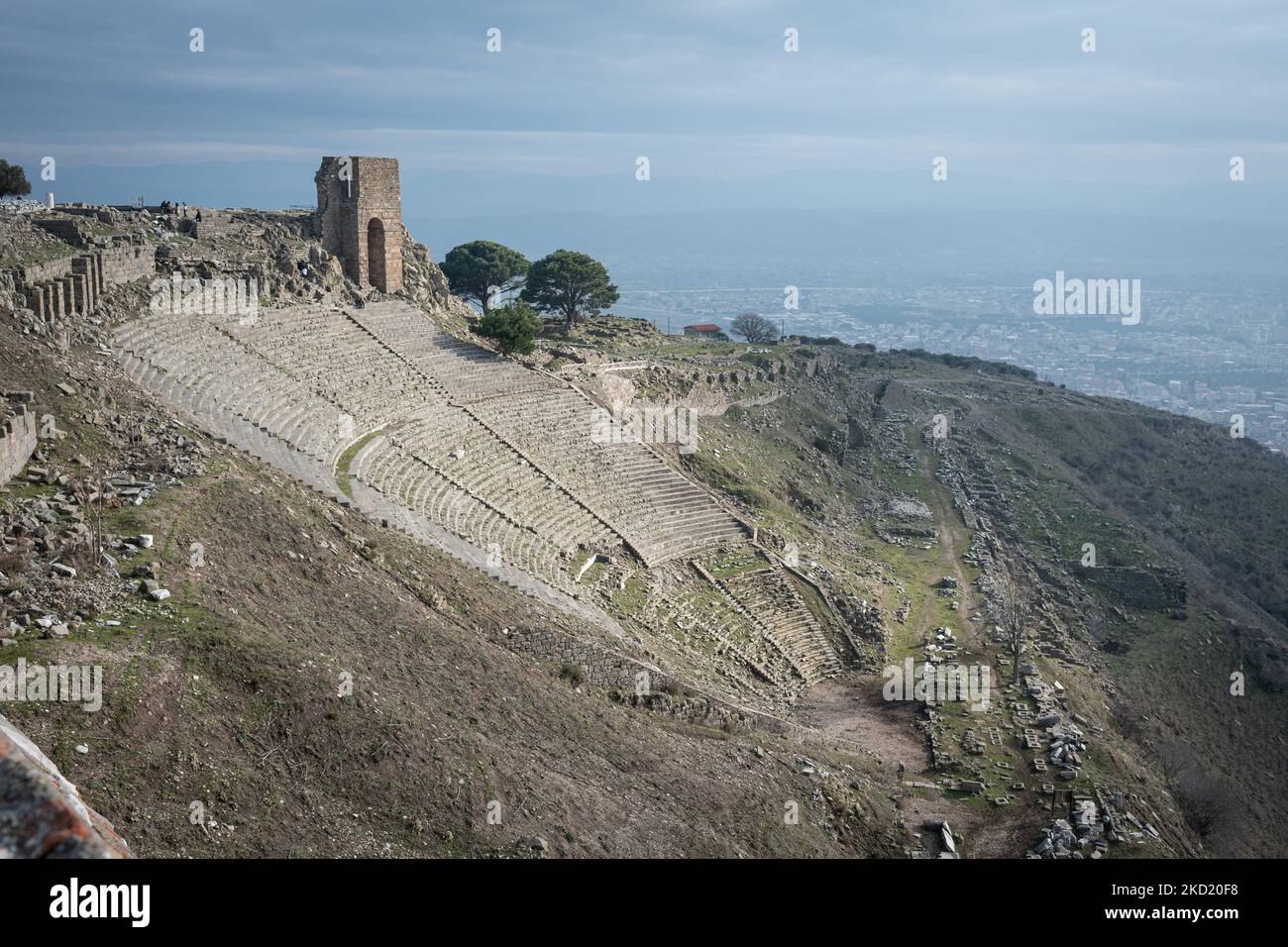 Le 30 janvier 2022, l'Acropole historique de Pergamon et un amphithéâtre se dressaient au-dessus de la ville actuelle de Bergama, dans le nord-ouest de la Turquie. (Photo de Diego Cupolo/NurPhoto) Banque D'Images