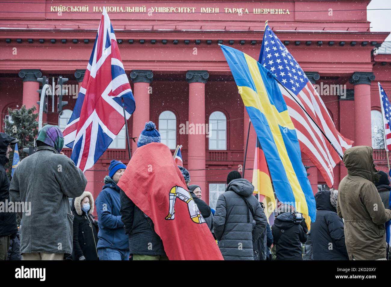 Les participants à une manifestation solidaire de l'Ukraine détiennent des drapeaux de différents pays parce que leur soutien quand la Russie a augmenté ses troupes à la frontière avec l'Ukraine avec une menace d'invasion. (Photo de Celestino Arce/NurPhoto) Banque D'Images