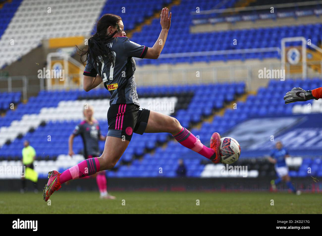 Shannon O'Brien, de Leicester City, bloque le ballon tandis que la gardienne de Birmingham City, Emily Ramsey, tente de nettoyer ses lignes lors du match de la Barclays FA Women's Super League entre Birmingham City et Leicester City à St Andrews, Birmingham, le dimanche 6th février 2022. (Photo de Kieran Riley/MI News/NurPhoto) Banque D'Images