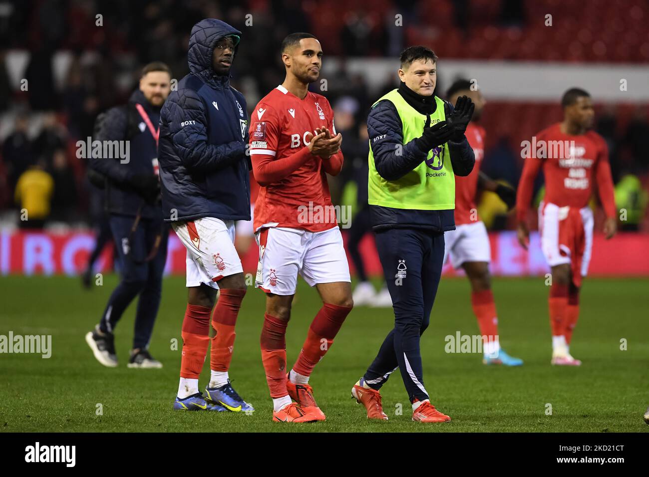 Keinan Davis, Max Lowe et Joe Lolley de la forêt de Nottingham célèbrent la victoire lors du match de la coupe FA entre la forêt de Nottingham et Leicester City au City Ground, à Nottingham, le dimanche 6th février 2022. (Photo de Jon Hobley/MI News/NurPhoto) Banque D'Images