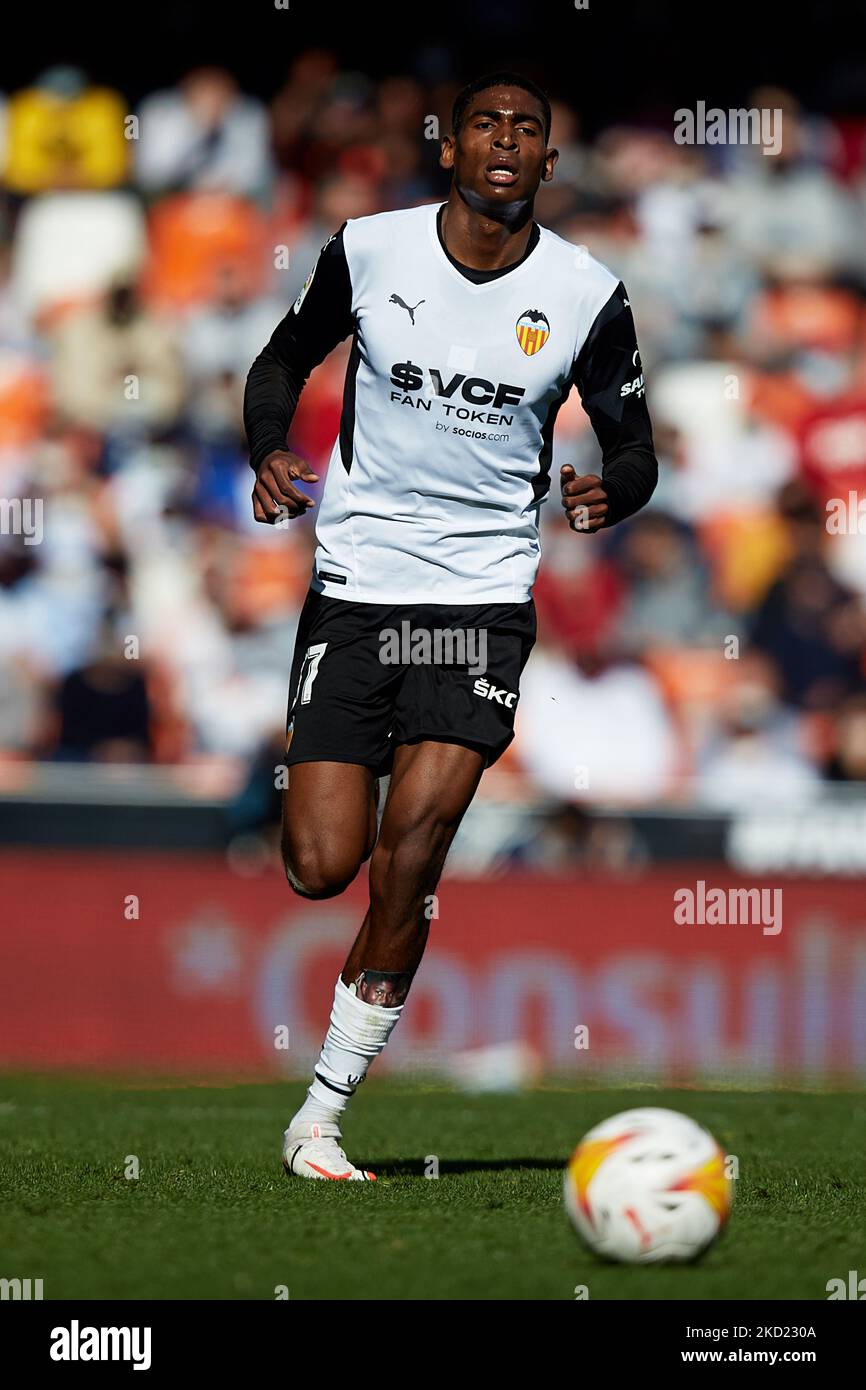 Cristhian de Valence CF regarde le ballon pendant le match de la Liga Santander entre Valencia CF et Real Sociedad au stade Mestalla à 6 février 2022, Valence, Espagne. (Photo de David Aliaga/NurPhoto) Banque D'Images