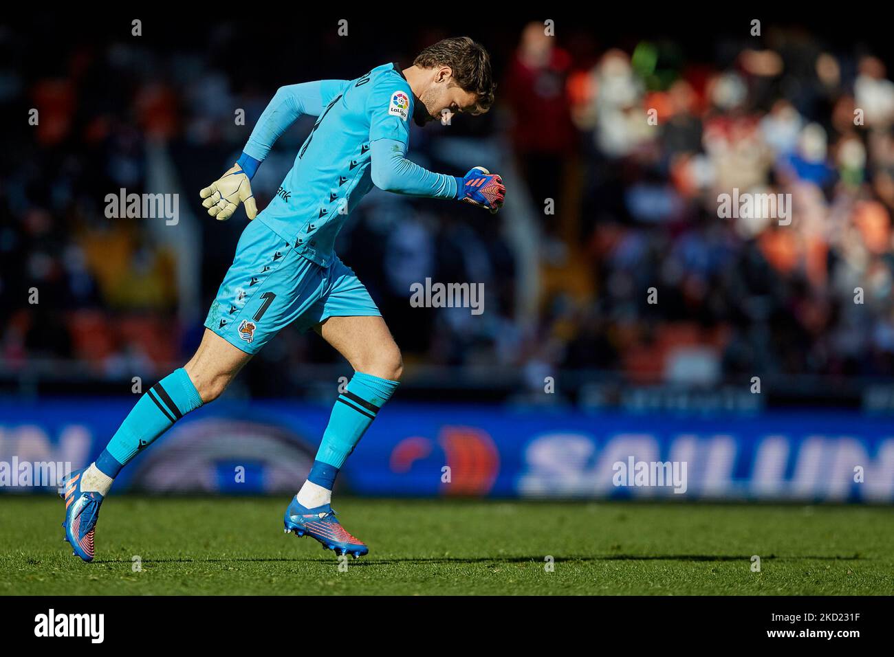 Alejandro Remiro de Real Sociedad court pendant le match de la Liga Santander entre Valencia CF et Real Sociedad au stade Mestalla sur 6 février 2022, Valence, Espagne. (Photo de David Aliaga/NurPhoto) Banque D'Images