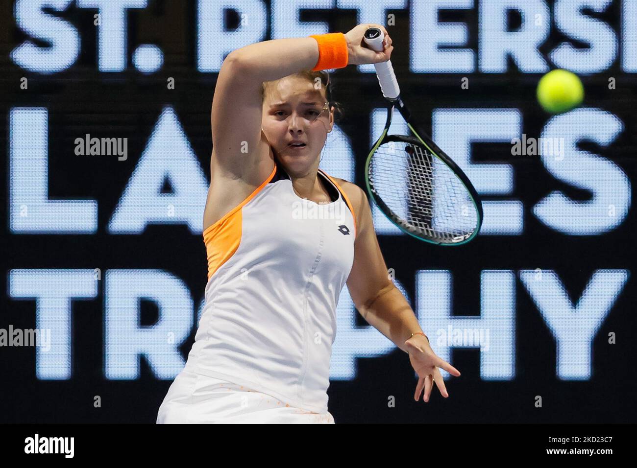 Jule Niemeier d'Allemagne retourne le ballon à Erika Andreeva de Russie pendant le match de qualification des femmes célibataires du WTA 500 Trophée des dames de Saint-Pétersbourg 2022 Tournoi international de tennis sur 7 février 2022 à l'arène de Sibur à Saint-Pétersbourg, Russie. (Photo de Mike Kireev/NurPhoto) Banque D'Images