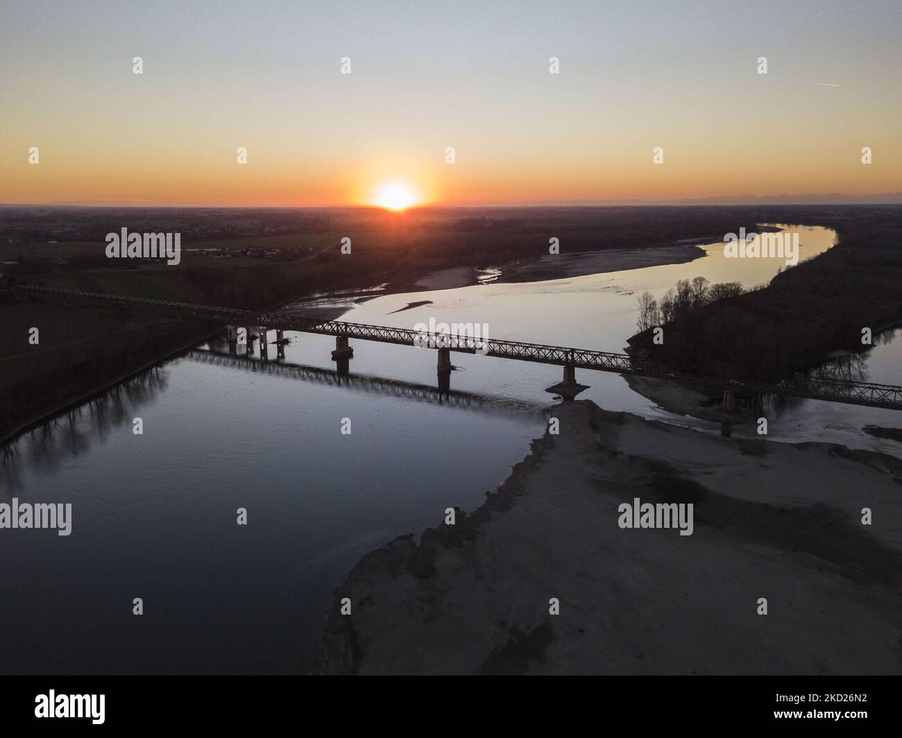 Après 2 mois d'absence de pluie dans le nord de l'Italie, les rivières et les campagnes du nord souffrent de la sécheresse. Pavia, fleuve Pô, sur 8 février 2022. (Photo de Fabrizio Di Nucci/NurPhoto) Banque D'Images