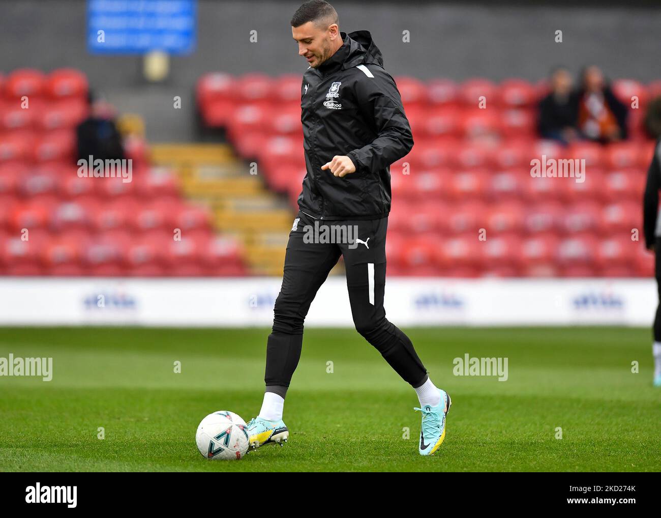 Cleethorpes, Royaume-Uni. 05th novembre 2022. James Wilson, défenseur de Plymouth Argyle (5) s'échauffe pendant la coupe Emirates FA First Round Match Grimsby Town vs Plymouth Argyle à Blundell Park, Cleethorpes, Royaume-Uni, 5th novembre 2022 (photo de Stanley Kasala/News Images) à Cleethorpes, Royaume-Uni, le 11/5/2022. (Photo de Stanley Kasala/News Images/Sipa USA) crédit: SIPA USA/Alay Live News Banque D'Images