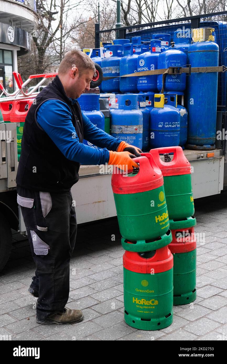 Un employé prend des bouteilles de gaz d'un camion à Cracovie, en Pologne, sur 8 février 2022. (Photo de Jakub Porzycki/NurPhoto) Banque D'Images