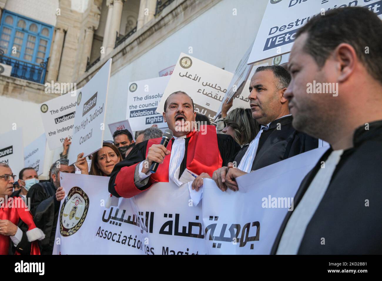 Le président de l'Association des juges tunisiens, Anas Hmaidi (C) portant une robe de chambre, prononce un discours lors d'une manifestation organisée à l'initiative de l'Association des juges tunisiens (AMT) à l'extérieur du bâtiment du Tribunal de première instance (également appelé Palais de Justice) à Tunis, en Tunisie, Sur 10 février 2022, pour protester contre la décision du président Kais Saied de dissoudre le Conseil judiciaire suprême du comté ainsi que contre la fermeture de son siège par les autorités tunisiennes. Les manifestants ont également appelé à l'indépendance du pouvoir judiciaire et à la séparation entre le Th Banque D'Images