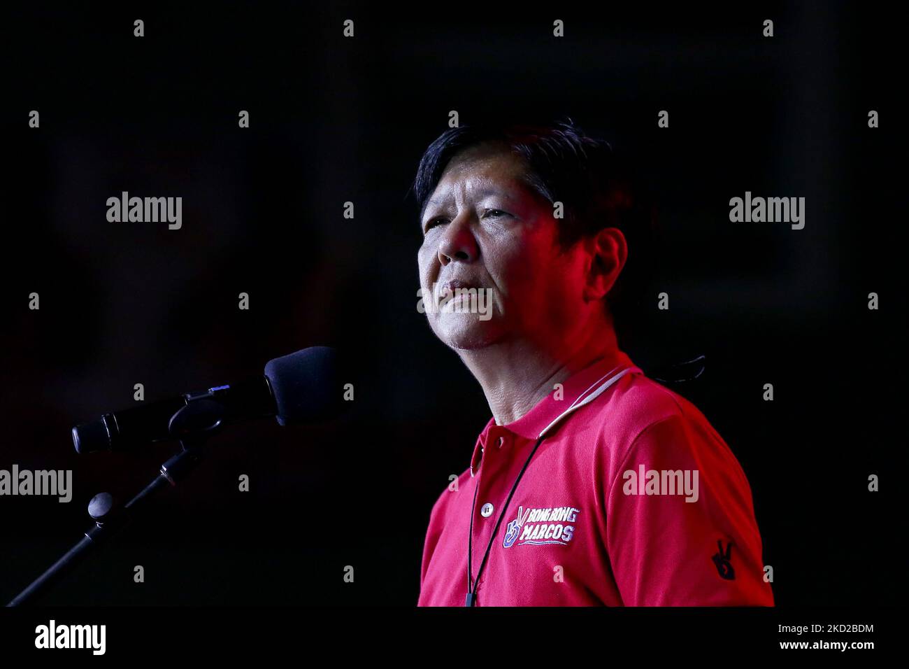 L’ancien sénateur Ferdinand « Bongbong » Marcos Jr. A prononcé son discours lors d’un rassemblement de campagne pour sa candidature présidentielle dans une arène sportive de la ville de Valenzuela, dans la région métropolitaine de Manille, aux Philippines, à propos de 11 février 2022. Le fils et homonyme du regretté dictateur philippin Ferdinand Marcos, Marcos Jr. Dirige actuellement les enquêtes avec la fille du président Rodrigo Duterte, le maire de la ville de Davao Sara Duterte comme colistière pour le poste de vice-président. (Photo de George Calvelo/NurPhoto) Banque D'Images