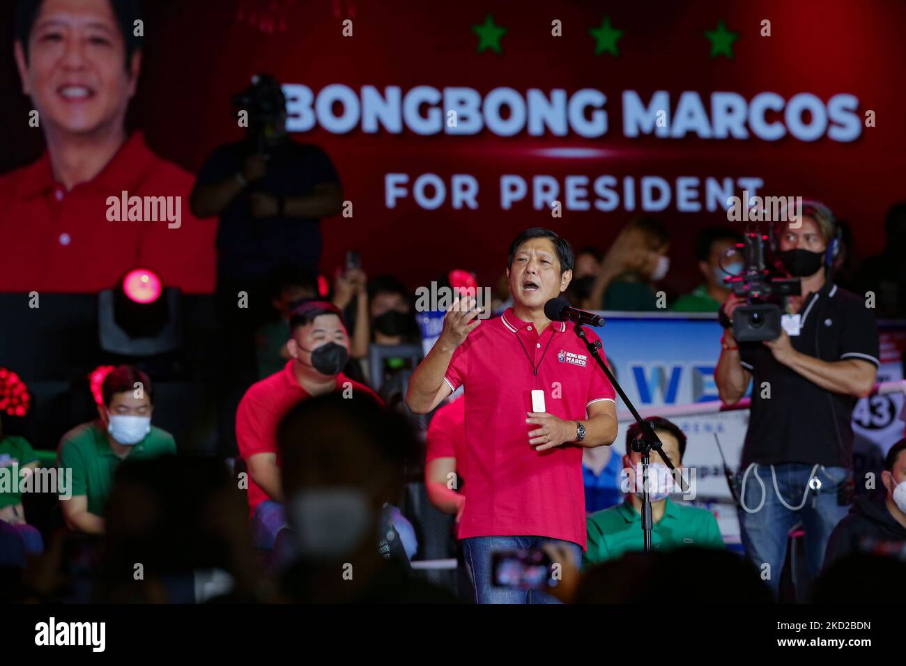 L’ancien sénateur Ferdinand « Bongbong » Marcos Jr. Fait des gestes dans son discours lors d’un rassemblement de campagne pour sa candidature présidentielle dans une arène sportive de la ville de Valenzuela, dans la région métropolitaine de Manille, aux Philippines, à propos de 11 février 2022. Le fils et homonyme du regretté dictateur philippin Ferdinand Marcos, Marcos Jr. Dirige actuellement les enquêtes avec la fille du président Rodrigo Duterte, le maire de la ville de Davao Sara Duterte comme colistière pour le poste de vice-président. (Photo de George Calvelo/NurPhoto) Banque D'Images